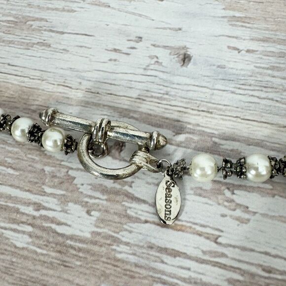 Silver And Faux Pearl Classy Minimalist Toggle Closure Collar Necklace 16” - Picture 5 of 11